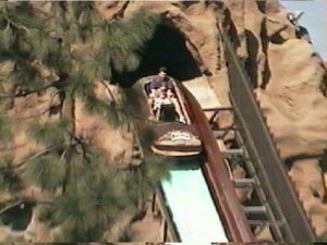 knotts_waterride.jpg (18992 bytes)