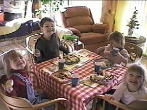 kids_thanksgiving99.jpg (24705 bytes)