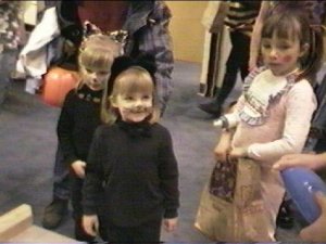 church_michaela_leah.jpg (17158 bytes)