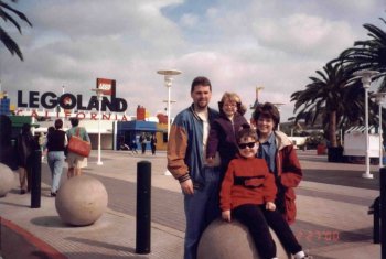 legofamily.jpg (21516 bytes)