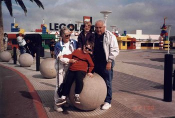 legofamily2.jpg (21199 bytes)