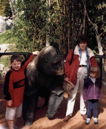 gorilla_ryan_michaela_mom.jpg (35035 bytes)